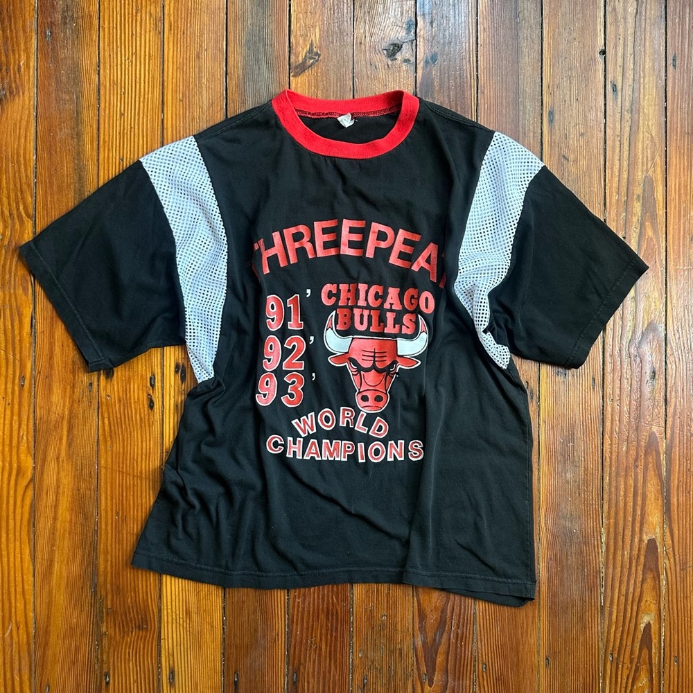 Vintage 90s reworked Chicago Bulls threepeat tee